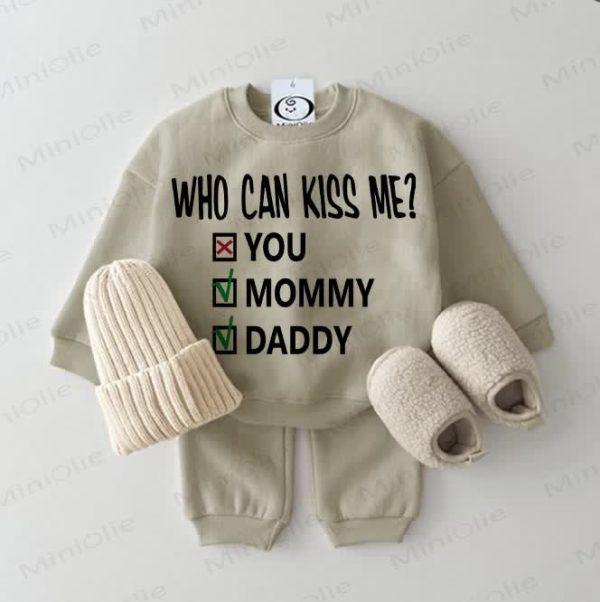 WHO CAN KISS ME? MOMMY DADDY Baby Sweatshirt 2-piece Grey Green Set